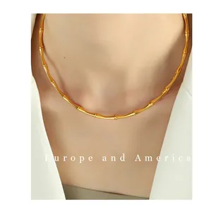 Detailansicht eines vergoldeten Bambus-Chokers am Model mit polierter Oberfläche