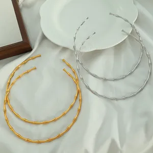 Bambus-Stil offene Halsreifen in Gold und Silber auf einem Seidenhintergrund