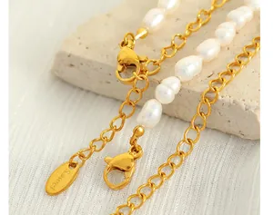 Detailaufnahme von Barockperlen und goldener Edelstahlkette mit Karabinerverschluss