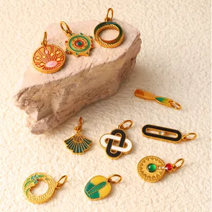Set van negen vintage gouden hangers met kleurrijk emaille en kristallen details