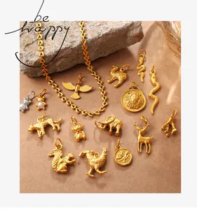 Colección detallada de colgantes de animales bañados en oro sobre fondo rústico vintage