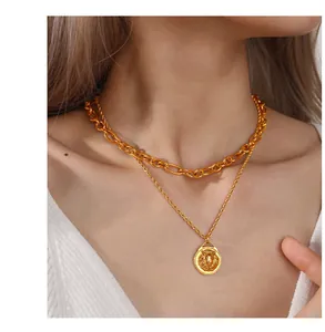 Detalle del collar de capas dorado con colgante de cabeza de león y texturas de metal fino