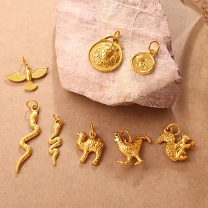 Juego de ocho colgantes de animales dorados con diseños de león, águila y serpiente