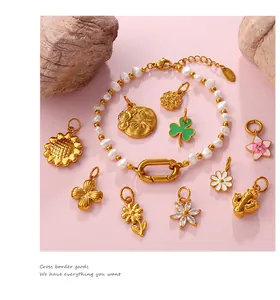 Detailansicht Perlenarmband mit Sonnenblumen und Kleeblatt Anhängern auf Stein