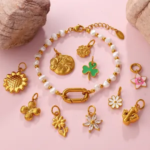 Süßwasserperlen-Armband mit goldfarbenen Blumen-, Klee- und Botanik-Anhängern