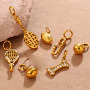 Set di ciondoli sportivi dorati con racchette da tennis e football con strass lucidi