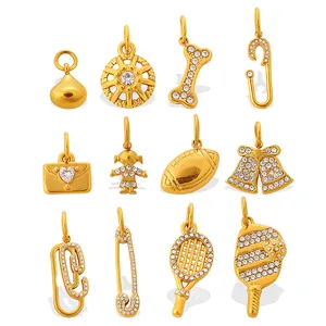 Set di ciondoli in oro 18K con zirconi bianchi a forma di spilla da balia e forme creative