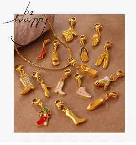 Détail de pendentifs chaussures dorés avec fermoirs homard et finitions émaillées
