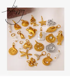 Dettaglio dei ciondoli marini placcati in oro 18K con stelle marine, conchiglie e perle