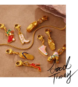 Vue macro de pendentifs chaussures dorés avec finition émail et fermoirs mousquetons
