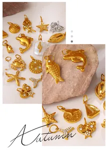 Collezione di ciondoli marini in oro 18 carati con perle, stelle marine e delfini