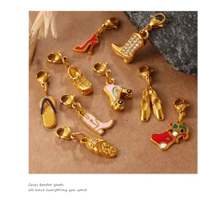 Vue détaillée de pendentifs chaussures émaillés et strass avec fermoirs homard