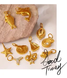 Dettaglio di ciondoli marini in oro 18K con stella marina e delfino per gioielli DIY