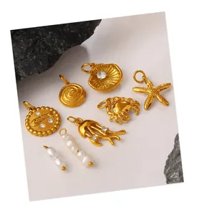 Dettaglio di ciondoli marini placcati in oro 18K con stelle marine e perle per gioielli fai-da-te