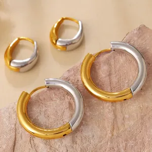 Boucles d'oreilles créoles bicolores dorées et argentées sur pierre naturelle