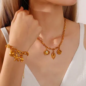 Set di gioielli marini placcati oro 18K con ciondoli a stella marina su una modella