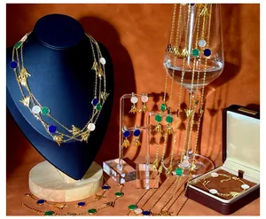 Künstlerisches Goldschmuck-Set mit Muschel- und Malachit-Anhängern in der Präsentation