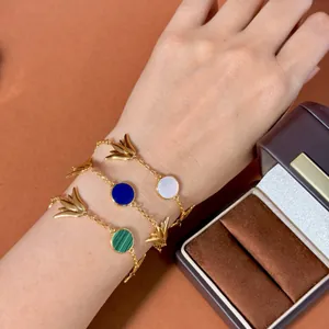 Goldenes Tulpen Armband Set mit weißer Muschel und blauen Lapislazuli Blumen