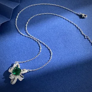 Detailansicht der Halskette mit smaragdgrünem Stein und diamantbesetztem Blumendesign
