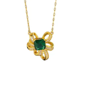 Goldene Schleifenhalskette mit quadratischem Smaragd-Edelstein und funkelnden Diamanten