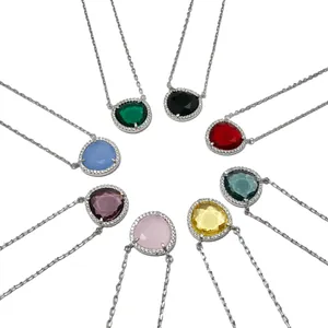 Collection de colliers avec pendentifs en cristal taille poire et entourage de diamants