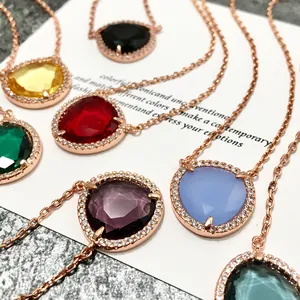 Collier avec pendentif cristal coloré en forme de triangle et zircons en or rose