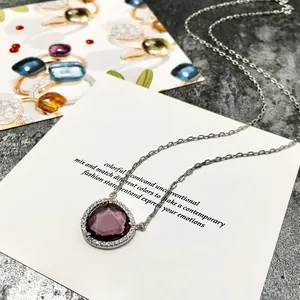 Détail du pendentif en cristal violet poire avec sertissage micro-pavage argenté chic