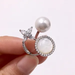 Detail eines verstellbaren Rings mit Perle, Perlmutt und sternförmigen Zirkonia