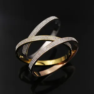 Détail macro de trois bracelets entrelacés en titane avec des rangées de cristaux brillants