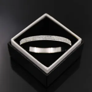 Vue macro détaillée du bracelet en strass à trois rangées dans un écrin cadeau