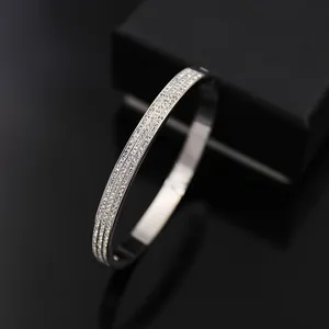 Bracelet moderne en acier inoxydable argenté avec trois rangées de zircons clairs