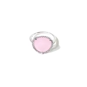 Detail eines silbernen Rings mit herzförmigem rosa Kristall und Mikro-Pave-Zirkonias