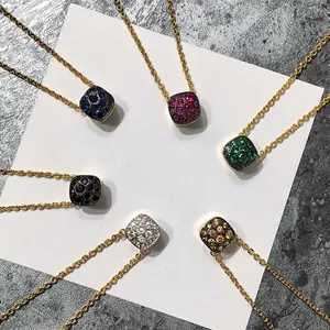 Vue macro de pendentifs carrés avec pavé de pierres colorées en six couleurs éclatantes