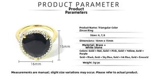 Vue détaillée d'une bague cocktail avec grand zircon noir triangulaire et pavage blanc