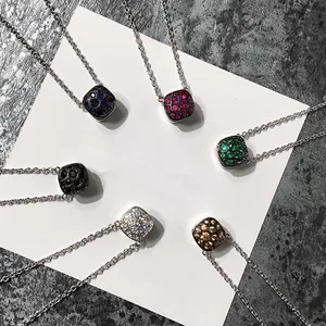 Détail de six pendentifs en cristal de différentes couleurs avec de fines chaînes en O