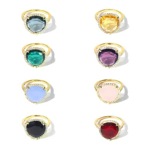 Collection de bagues triangle en cristal de huit couleurs avec sertissage micro-pavé