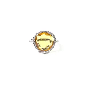 Makro-Detail des herzförmigen gelben Citrinrings mit diamantähnlicher Pavé-Fassung