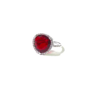 Nahaufnahme eines roten Herz-Edelsteinrings mit Krappenfassung und Pavé-Seitensteinen