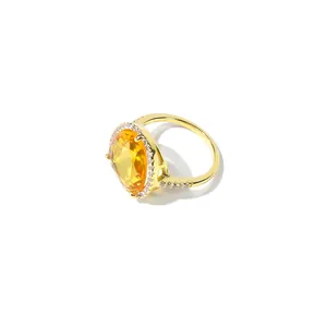 Détail d'une bague en or jaune 18 carats avec gemme jaune ovale et poinçon Au750