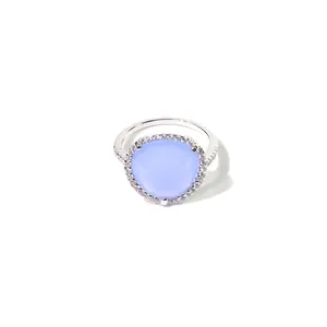 Eleganter Silberring mit hellblauem Dreieck-Edelstein und schimmerndem Zirkon-Halo