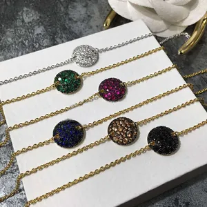 Détails des bracelets avec pendentifs ronds sertis de strass en six coloris divers