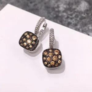 Détails de boucles d'oreilles carrées alvéolées avec diamants champagne et pavé argent
