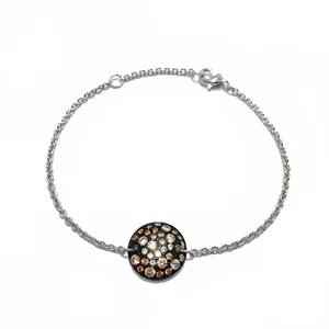 Détail du bracelet chaîne argentée avec pendentif rond pavé de cristaux colorés