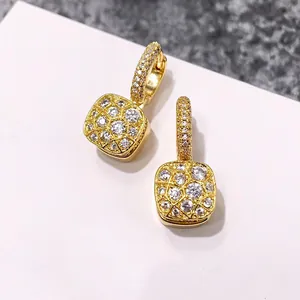 Macro d'oreilles créoles dorées géométriques avec pavé de zircone cubique carrée