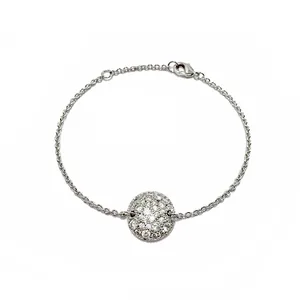 Vue détaillée du bracelet en argent avec pendentif disque pavé de cristaux et fermoir mousqueton