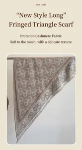 Detail eines weichen Kaschmir-Imitat Dreieckstuchs mit Vintage Monogramm und Fransen