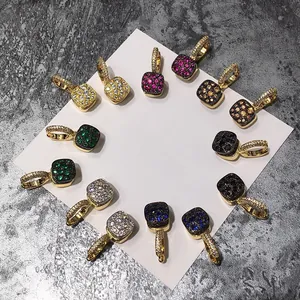 Boucles d'oreilles nid d'abeille dorées avec zircons colorés en ensemble multicolore