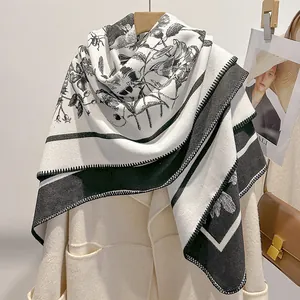 Dettaglio della stampa floreale e insetti vintage su elegante scialle bianco e nero