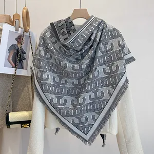 Detail eines weichen Cashmere-Gefühl Schals mit geometrischem Kettenmuster und Fransen