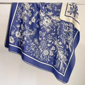 Elegante scialle vintage blu scuro con stampa floreale e motivi di farfalle retrò